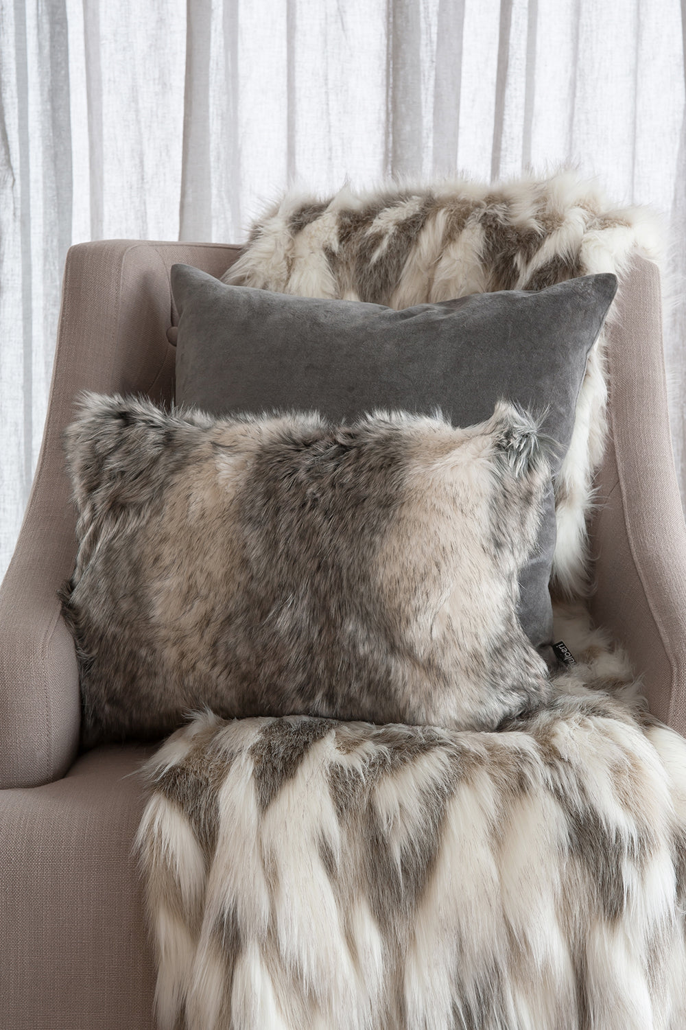 Mountain Wolf Imitation Fur cushion