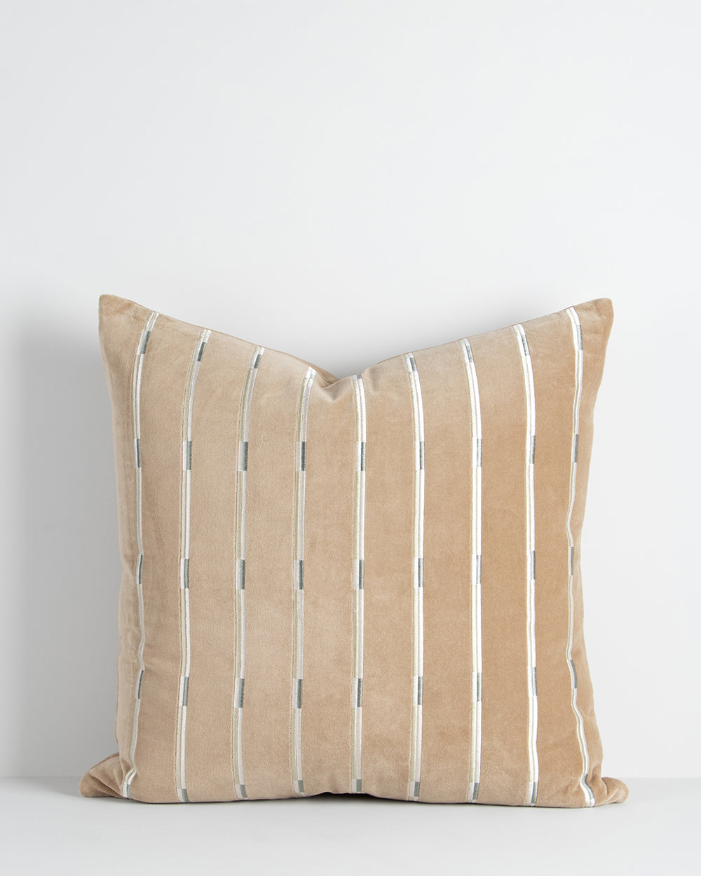 Eden cushion in Barley