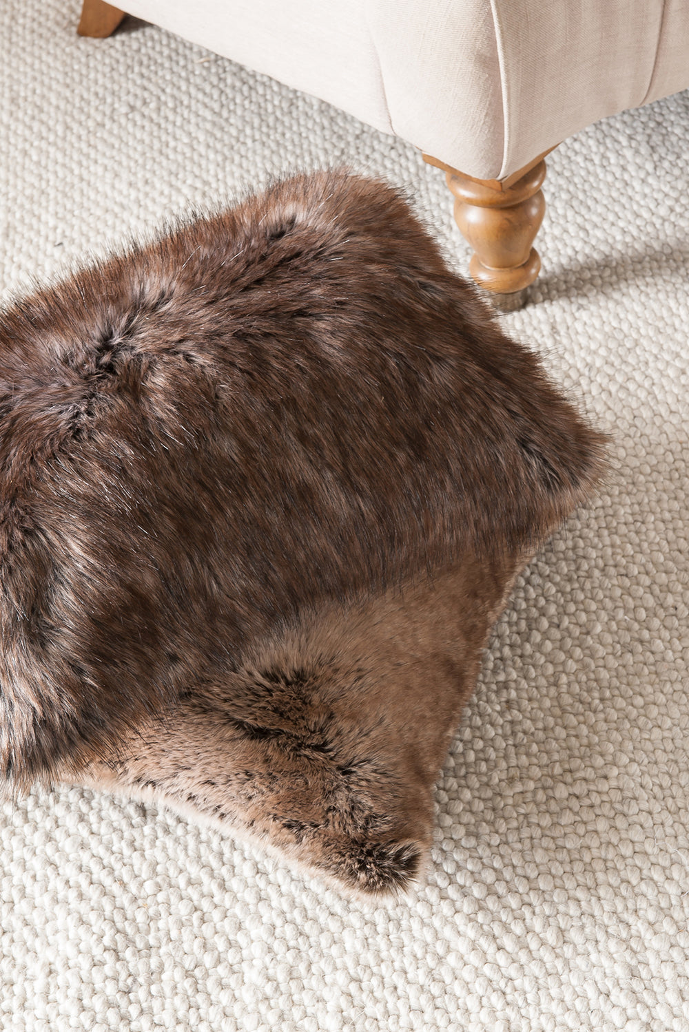 Imitation faux fur throw in Husky