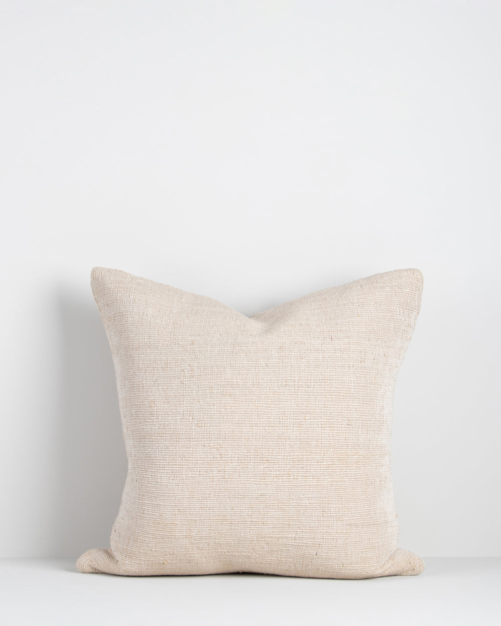 Magnus cushion in white