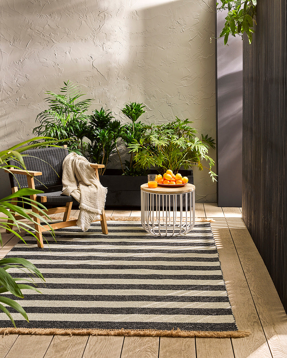 Summit outdoor rug in charcoal 